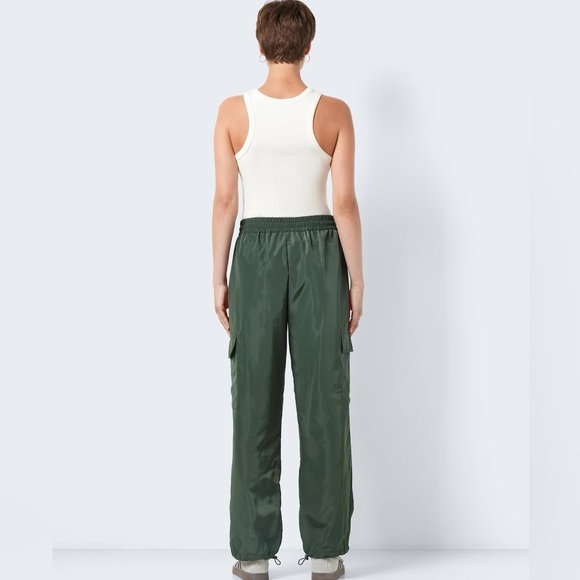 Noisy May Droplets cargo trousers in Green - - Picture 3 of 8